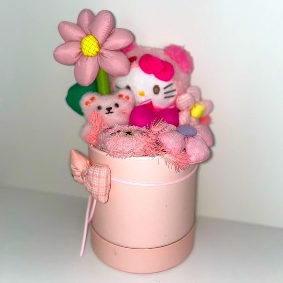 Hello Kitty Plush Bouquet - Picture 3 of 3